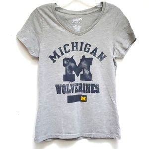 University of Michigan Graphic Tee V-Neck Size L